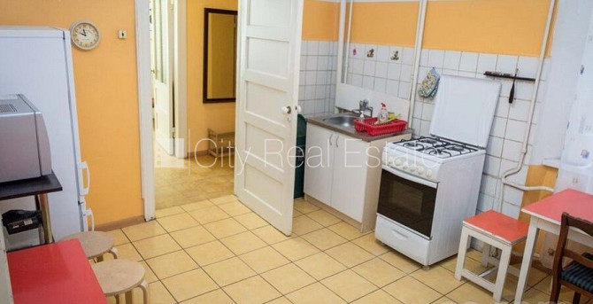 Vieta automašīnai, viena istaba izolēta, istabas caurstaigājamas, augstie griesti, kamīns, Rīga - foto 15