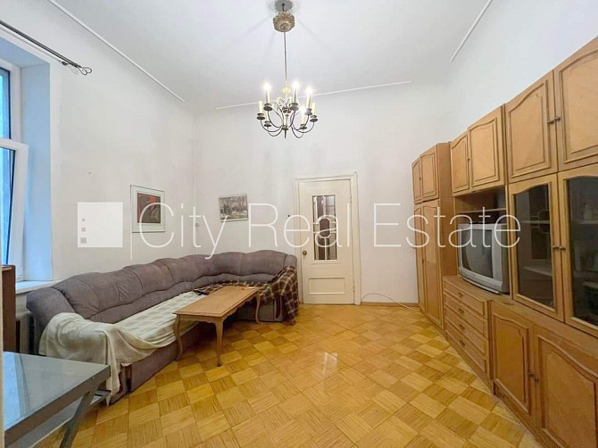 Vieta automašīnai, viena istaba izolēta, istabas caurstaigājamas, augstie griesti, kamīns, Rīga - foto 9