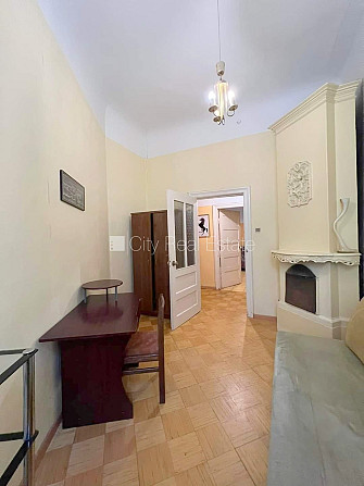 Vieta automašīnai, viena istaba izolēta, istabas caurstaigājamas, augstie griesti, kamīns, Rīga - foto 2