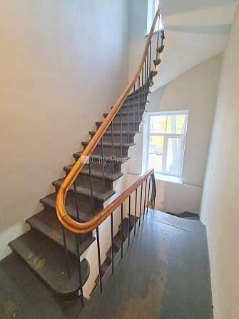 Pagalma ēka, renovēta māja, slēgts pagalms, ieeja no pagalma, kāpņu telpa pēc kapitālā Rīga - foto 15