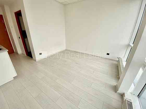 Фасадный дом, реновированный дом, закрытый двор, вход с улицы, лестничная клетка Rīga