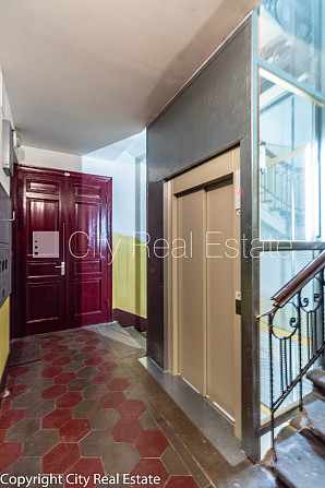 Fasādes māja, renovēta māja, ir lifts, kāpņu telpa pēc kapitālā remonta, viena istaba Rīga - foto 19
