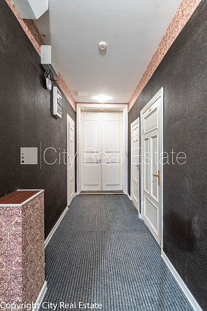 Fasādes māja, renovēta māja, ir lifts, kāpņu telpa pēc kapitālā remonta, viena istaba Rīga - foto 18