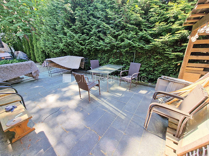 Puse mājas, labiekārtots apzaļumots pagalms, vieta automašīnai, ieeja no pagalma, terase, logi Jūrmala - foto 19