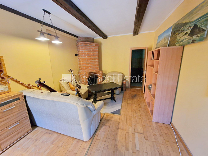 Puse mājas, labiekārtots apzaļumots pagalms, vieta automašīnai, ieeja no pagalma, terase, logi Jūrmala - foto 4