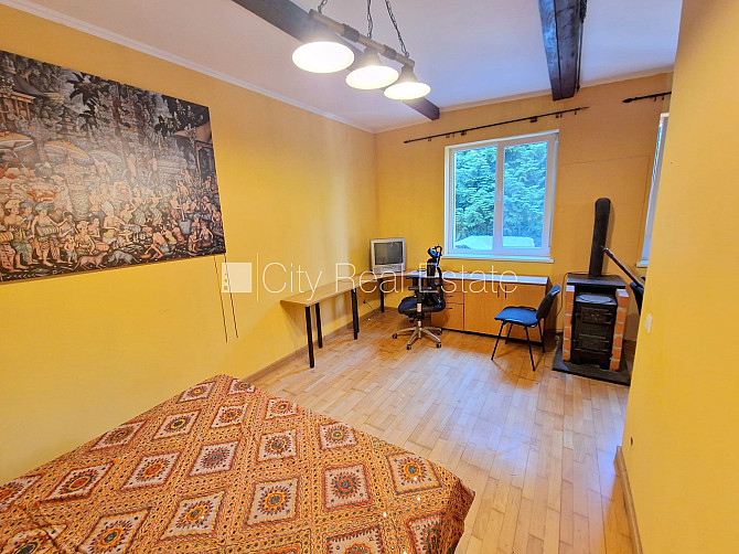 Puse mājas, labiekārtots apzaļumots pagalms, vieta automašīnai, ieeja no pagalma, terase, logi Jūrmala - foto 7