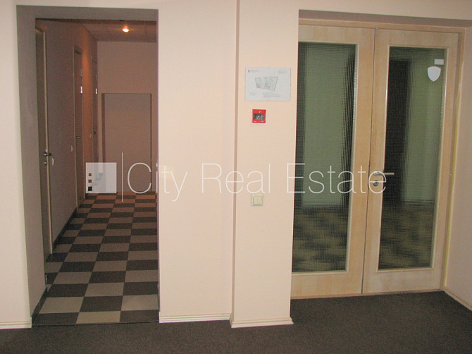 Fasādes māja, renovēta māja, objektu apsargā fiziskā apsardze, ieeja no ielas, ir lifts, Rīga - foto 10