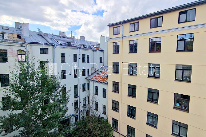 Fasādes māja, renovēta māja, labiekārtots apzaļumots pagalms, teritorijas iebrauktuves vārti Rīga - foto 5