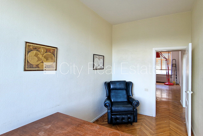 Fasādes māja, renovēta māja, labiekārtots apzaļumots pagalms, teritorijas iebrauktuves vārti Rīga - foto 16