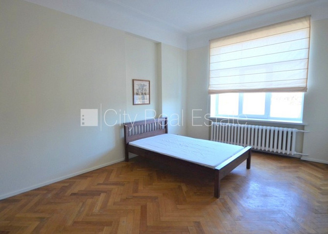 Fasādes māja, renovēta māja, labiekārtots apzaļumots pagalms, teritorijas iebrauktuves vārti Rīga - foto 9