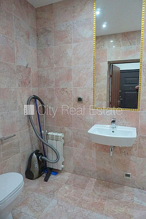 Fasādes māja, ieeja no ielas, ir lifts, kāpņu telpa pēc kapitālā remonta, logi vērsti uz Rīga - foto 11