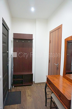 Fasādes māja, ieeja no ielas, ir lifts, kāpņu telpa pēc kapitālā remonta, logi vērsti uz Rīga - foto 12