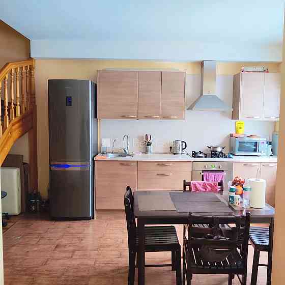 Новостройка, благоустроенная озеленённая территория, место для машины, вход с Rīga