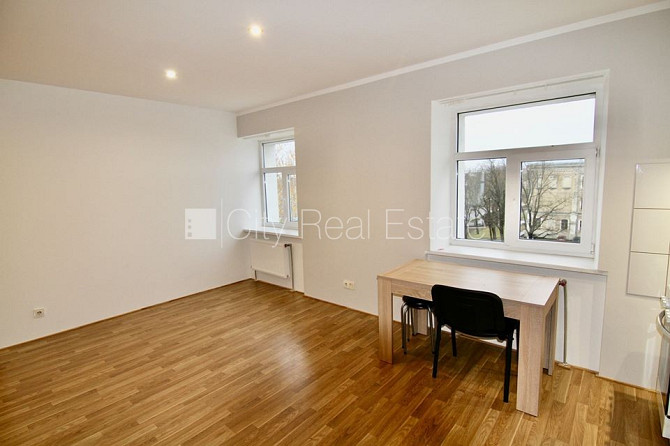 Pagalma māja, renovēta māja, ieeja no ielas, kāpņu telpa pēc kapitālā remonta, logi vērsti Rīga - foto 4