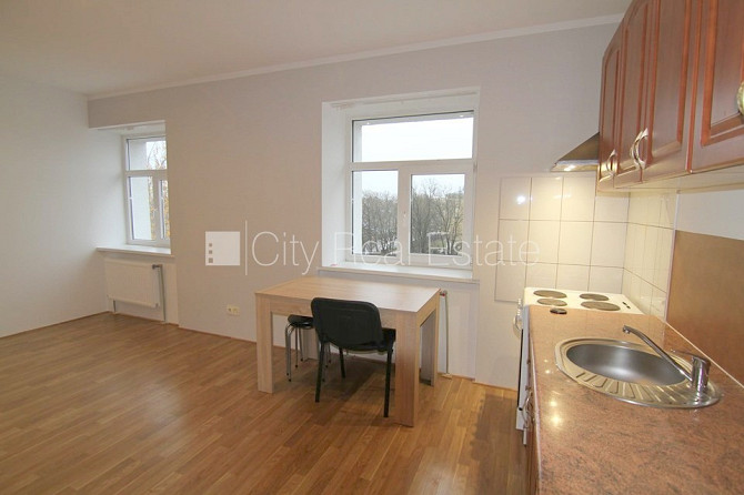 Pagalma māja, renovēta māja, ieeja no ielas, kāpņu telpa pēc kapitālā remonta, logi vērsti Rīga - foto 3