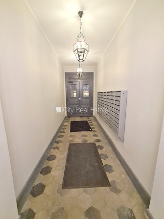 Fasādes māja, renovēta māja, slēgts pagalms, ieeja no ielas, kāpņu telpa pēc kapitālā Rīga - foto 11