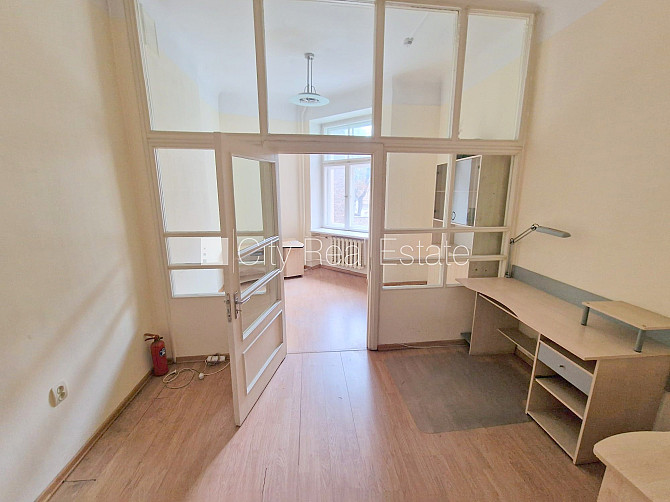 Fasādes māja, renovēta māja, ieeja no ielas, ir lifts, kāpņu telpa pēc kosmētiskā remonta, Rīga - foto 8