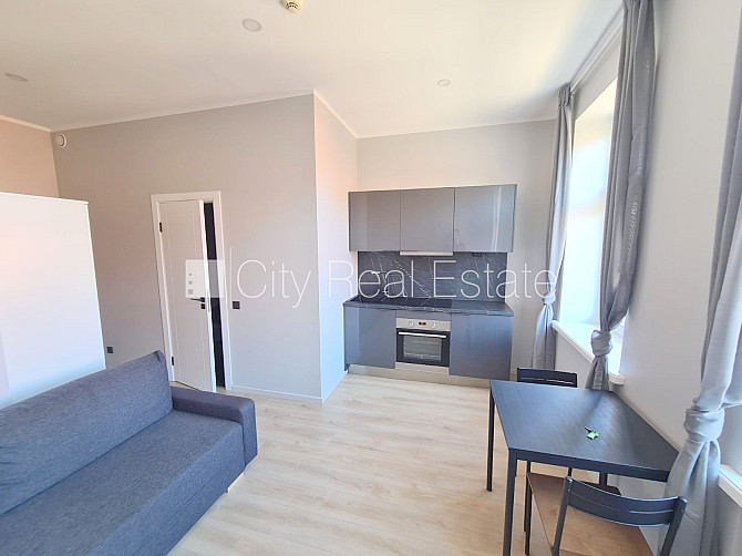 Fasādes māja, renovēta māja, ieeja no ielas un pagalma, ir lifts, kāpņu telpa pēc kapitālā Rīga - foto 3