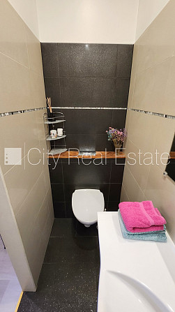 Fasādes māja, renovēta māja, ir lifts, kāpņu telpa pēc kapitālā remonta, viena istaba Rīga - foto 8