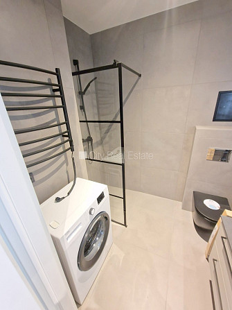 Fasādes māja, renovēta māja, slēgts pagalms, ieeja no ielas, mansards, ir lifts, kāpņu telpa Rīga - foto 10