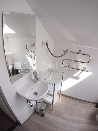 Fasādes māja, renovēta māja, ieeja no ielas, kāpņu telpa pēc kosmētiskā remonta, logi Rīga - foto 20