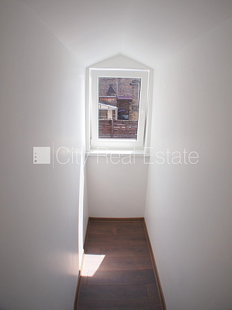 Fasādes māja, renovēta māja, ieeja no ielas, kāpņu telpa pēc kosmētiskā remonta, logi Rīga - foto 17