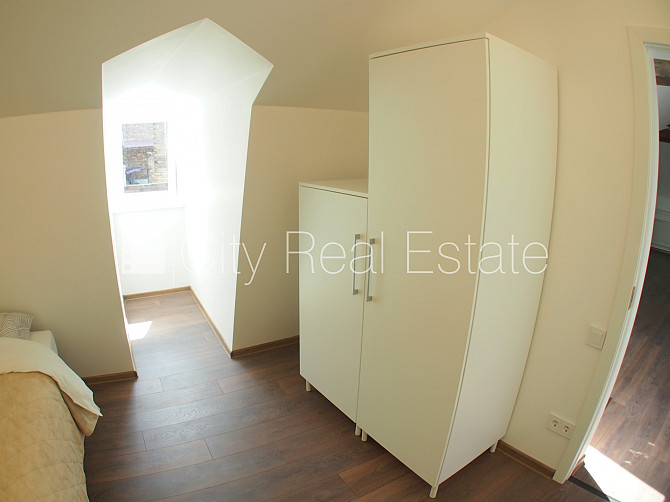 Fasādes māja, renovēta māja, ieeja no ielas, kāpņu telpa pēc kosmētiskā remonta, logi Rīga - foto 16