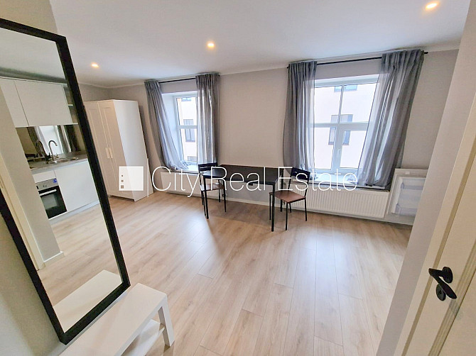 Fasādes māja, renovēta māja, ieeja no ielas, kāpņu telpa pēc kapitālā remonta, logi Rīga - foto 6