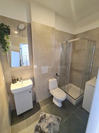 Fasādes māja, renovēta māja, ieeja no ielas, kāpņu telpa pēc kapitālā remonta, logi Rīga - foto 12