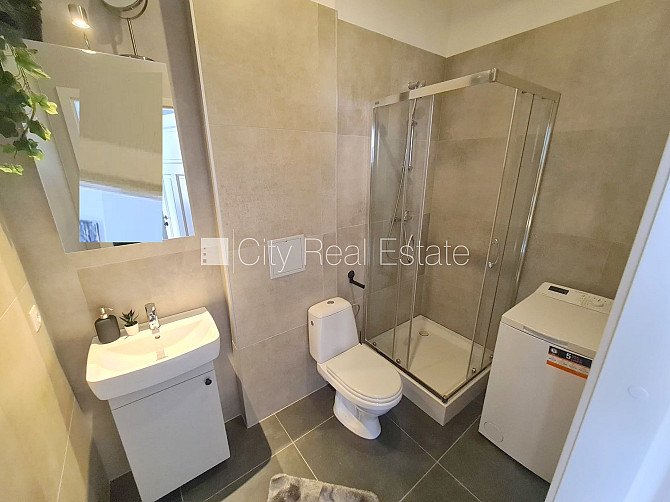 Fasādes māja, renovēta māja, ieeja no ielas, kāpņu telpa pēc kapitālā remonta, logi Rīga - foto 13