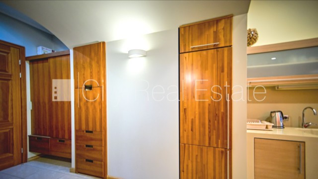 Fasādes māja, renovēta māja, ieeja no ielas, kāpņu telpa pēc kapitālā remonta, logi Rīga - foto 8