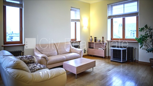 Fasādes māja, renovēta māja, ieeja no ielas, kāpņu telpa pēc kapitālā remonta, logi Rīga - foto 1