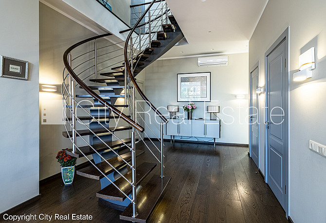 Labiekārtots apzaļumots pagalms, slēgts pagalms, teritorijas iebrauktuves vārti aprīkoti ar Rīga - foto 19