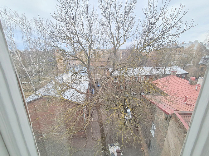 Pagalma māja, renovēta māja, slēgta teritorija, ieeja no pagalma, kāpņu telpa pēc Rīga - foto 15