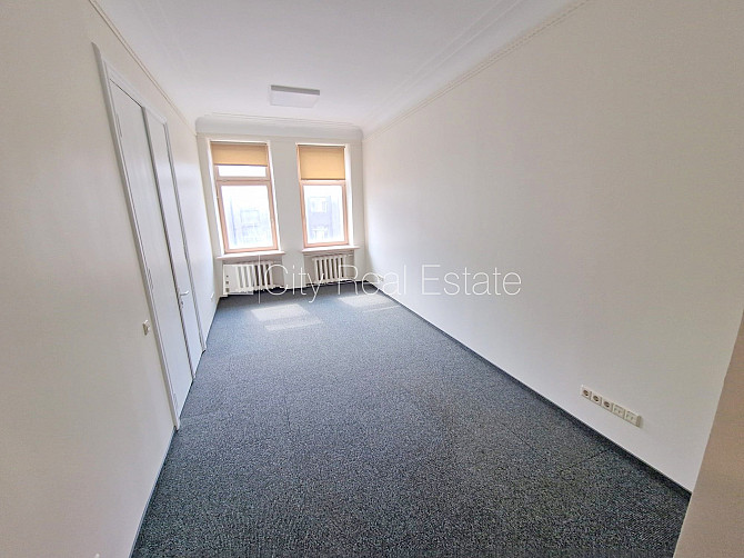 Fasādes māja, renovēta māja, ieeja no ielas, ir lifts, kāpņu telpa pēc kosmētiskā remonta, Rīga - foto 1