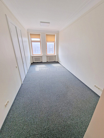 Fasādes māja, renovēta māja, ieeja no ielas, ir lifts, kāpņu telpa pēc kosmētiskā remonta, Rīga - foto 3