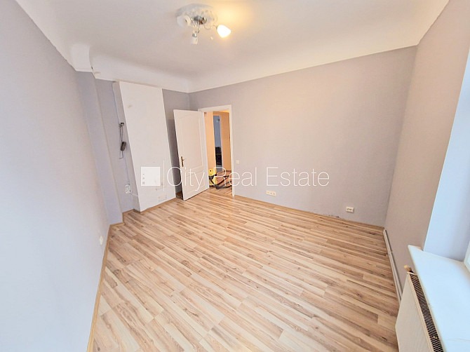 Fasādes māja, renovēta māja, ieeja no ielas, kāpņu telpa pēc kosmētiskā remonta, logi Rīga - foto 6