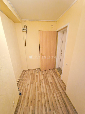 Fasādes māja, renovēta māja, ieeja no ielas, kāpņu telpa pēc kosmētiskā remonta, logi Rīga - foto 9