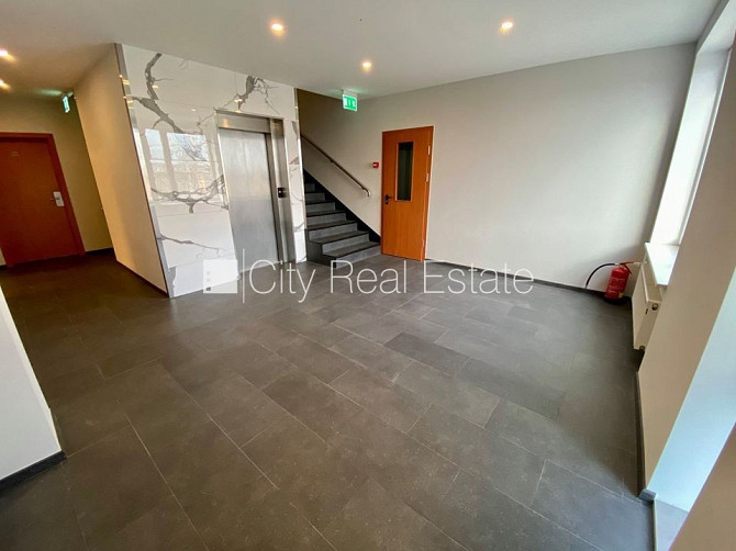 Fasādes māja, renovēta māja, ieeja no ielas, ir lifts, kāpņu telpa pēc kapitālā remonta, Rīga - foto 16