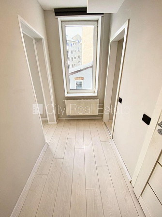 Fasādes māja, renovēta māja, ieeja no ielas, ir lifts, kāpņu telpa pēc kapitālā remonta, Rīga - foto 13