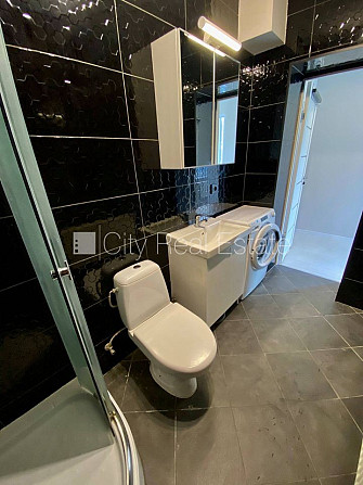 Fasādes māja, renovēta māja, ieeja no ielas, ir lifts, kāpņu telpa pēc kapitālā remonta, Rīga - foto 12