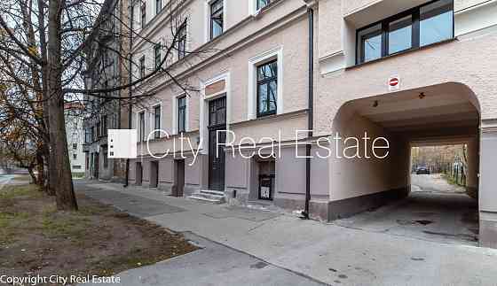 Фасадный дом, реновированный дом, место для машины, вход с улицы, полуподвал, окна Rīga