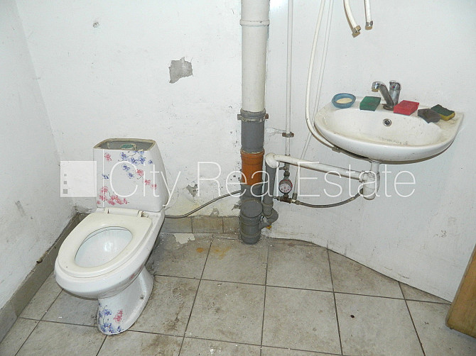 Fasādes māja, renovēta māja, vieta automašīnai, ieeja no ielas, puspagrabs, logi vērsti uz Rīga - foto 10