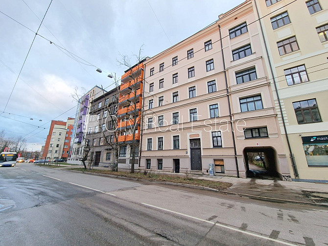 Fasādes māja, renovēta māja, vieta automašīnai, ieeja no ielas, puspagrabs, logi vērsti uz Rīga - foto 14