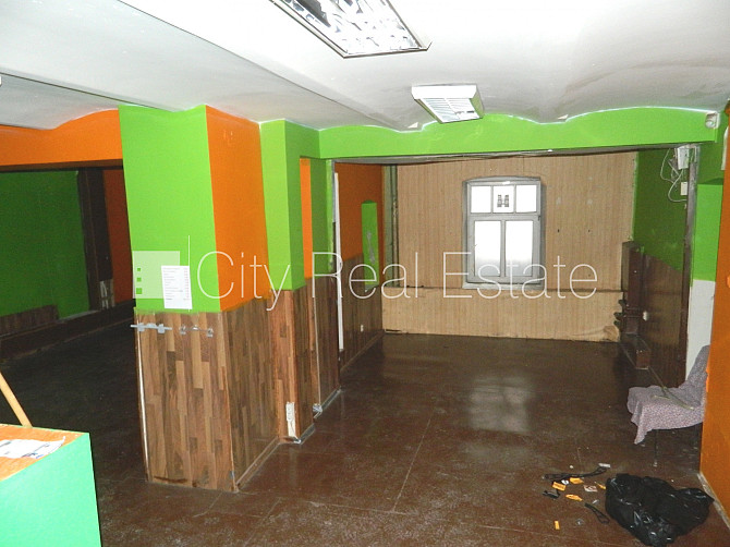 Fasādes māja, renovēta māja, vieta automašīnai, ieeja no ielas, puspagrabs, logi vērsti uz Rīga - foto 8