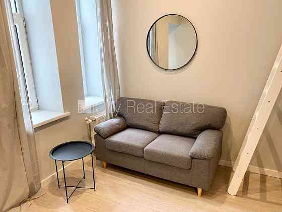 Фасадный дом, реновированный дом, вход с улицы, лестничная клетка после Rīga