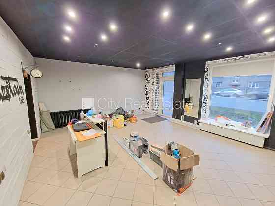 Фасадный дом, закрытый двор, место для машины, вход с улицы, окна выходят на улицу, Rīga