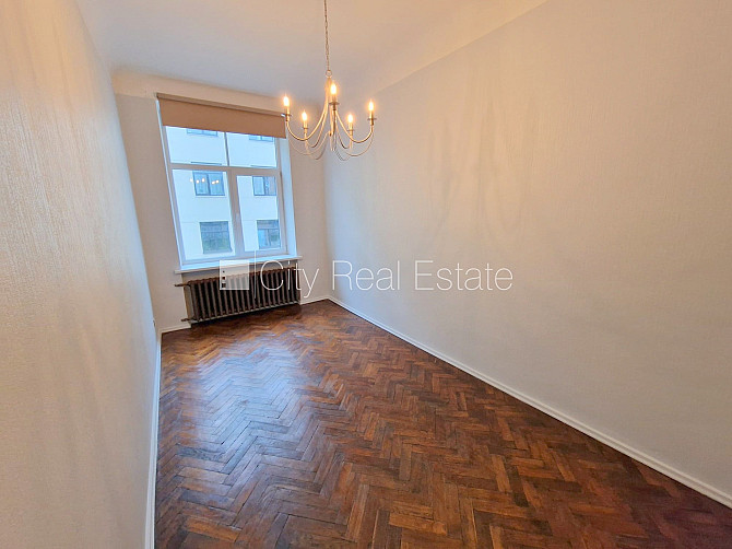 Fasādes māja, ieeja no ielas, kāpņu telpa pēc kosmētiskā remonta, logi vērsti mājas abās Rīga - foto 15