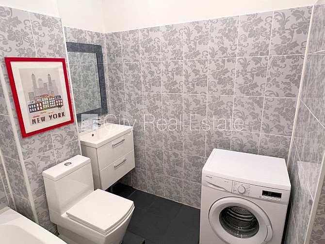 Fasādes māja, ieeja no ielas, kāpņu telpa pēc kosmētiskā remonta, logi vērsti mājas abās Rīga - foto 20