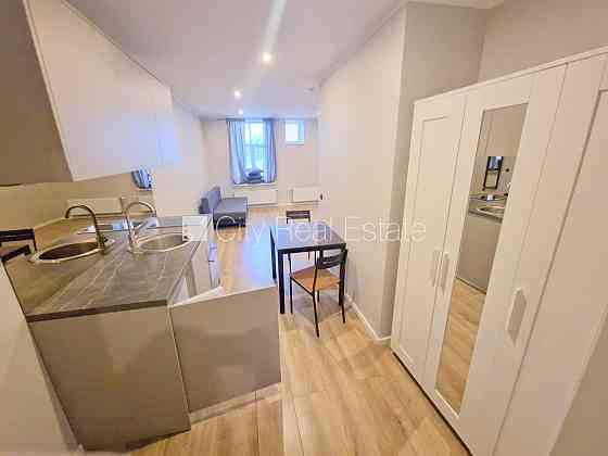 Здание во дворе, реновированный дом, закрытый двор, вход с улицы и со двора, Rīga